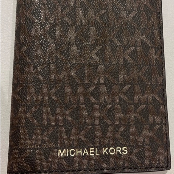 Michael Kors passport and Cardholder - Picture 1 of 2